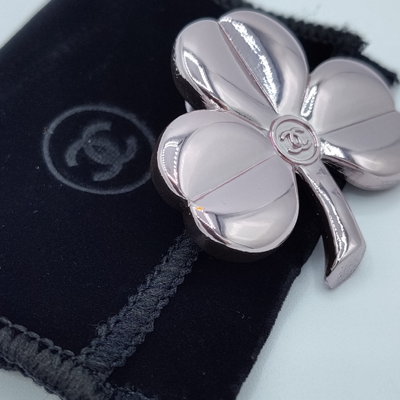 CHANEL Silver Four-Leaf Clover Lapel Pin Boutonniere VIP Couture w/Velvet Pouch - Picture 2 of 6